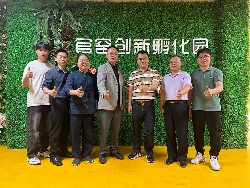 校企大合照.jpg 校企大合照.jpg