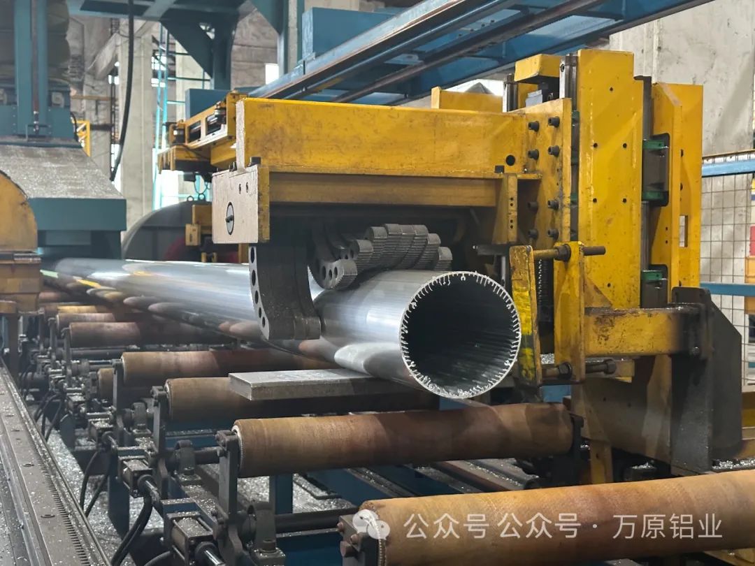 铝型材挤压.jpg