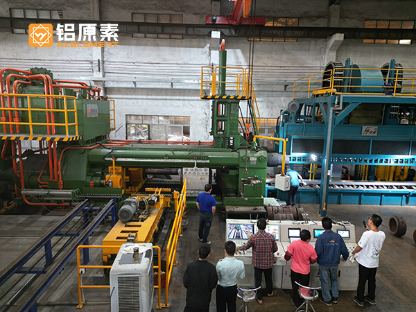 4000吨铝型材挤压.jpg 4000吨铝型材挤压.jpg